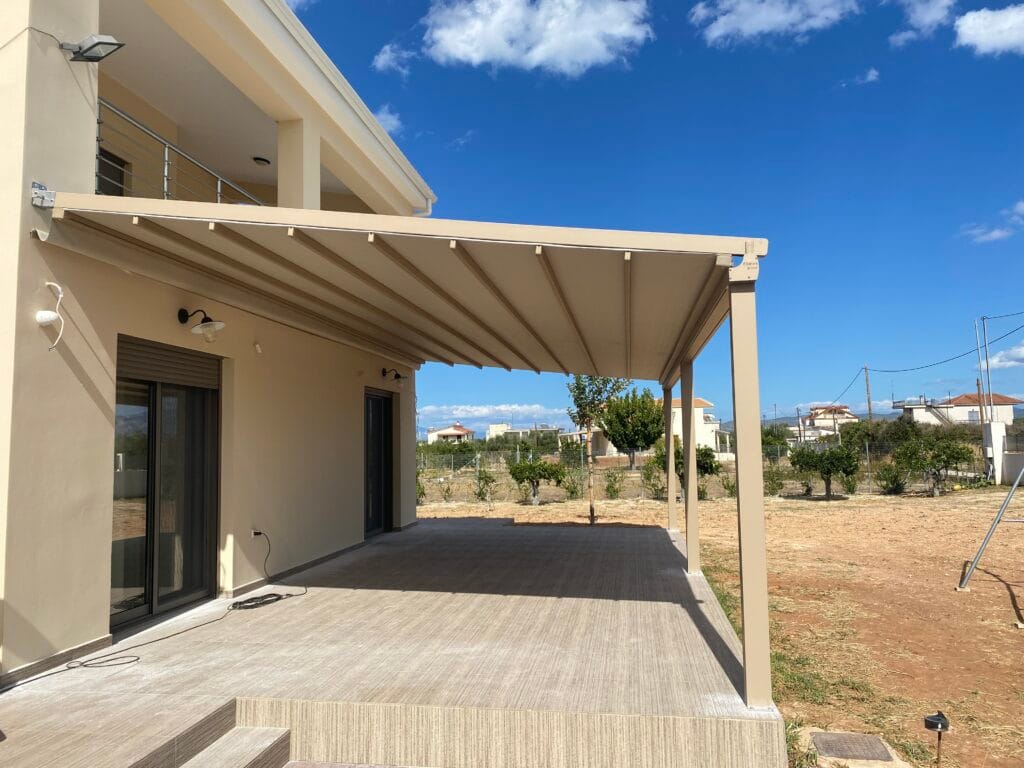 Μπεζ Πέργκολα με Κολώνες σε Βεράντα Μονοκατοικίας